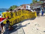Warga Gili Meno aksi